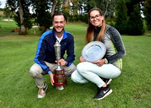 Vojtěch Dostál a Tereza Vavrušková s trofejí pro vítěze
